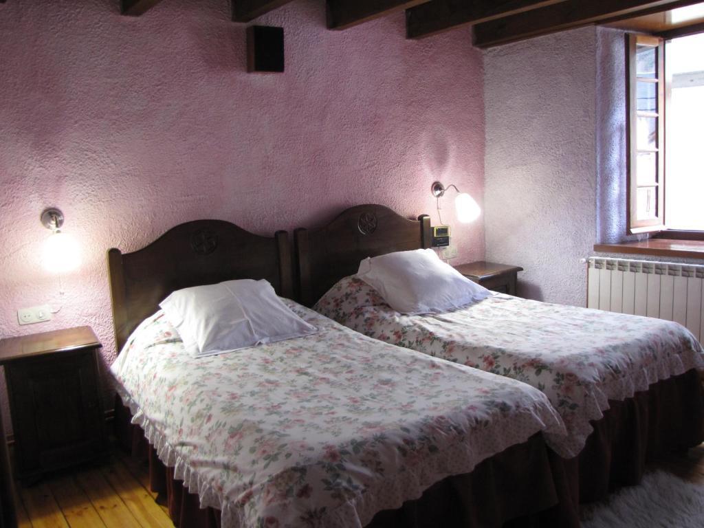 Hostal Placa Garos Hotel Exterior photo